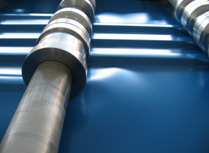 Процесс производства профнастила Фото - прокат профлиста через ролики станка по производству профнастила